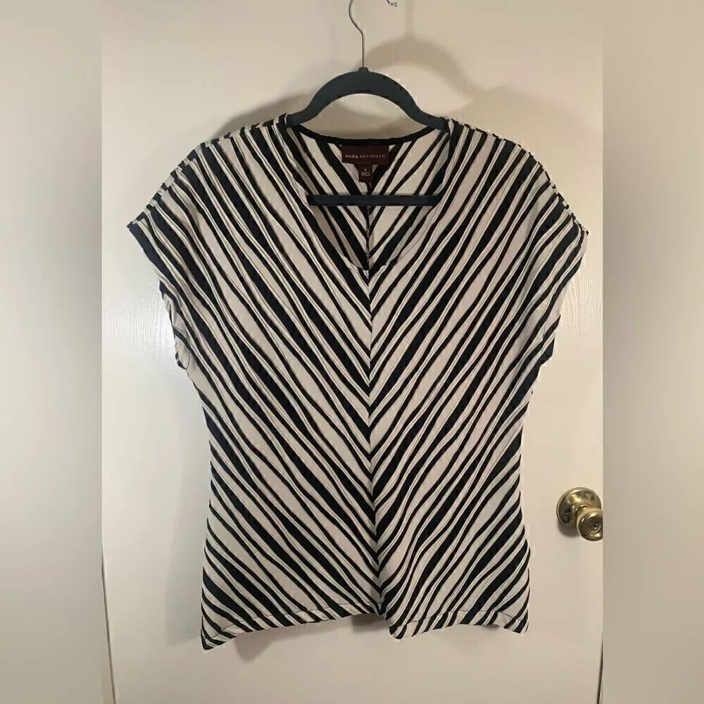 Dana Buchanan EUC beige/black v-neck striped short sleeve textured blouse Size L